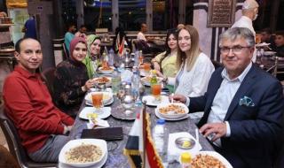 سفير البوسنة والهرسك بالقاهرة يتناول "الكشري" بحضور مساعدة وزير الخارجية