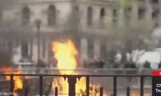 العالم اليوم - فيديو.. رجل يشعل النار في نفسه أمام محاكمة ترامب