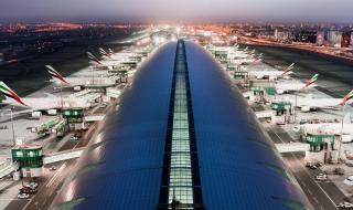مطارات دبي تناشد المسافرين عدم الحضور إلا حال تأكيد رحلاتهم وطيران الإمارات تعلق إجراءات رحلات الربط عبر دبي