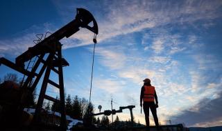 النفط ينخفض مع تراجع النشاط التجاري الأمريكي وانحسار القلق…
