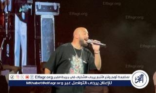 بأغنية على خدك.. محمود العسيلي يبدأ حفله بحضور كامل العدد