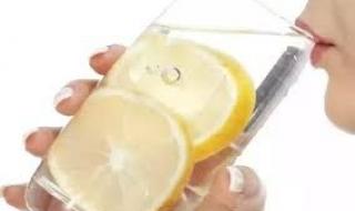 اتفرج كبار الإستشاريين السعوديين يفجر مفاجأة غير متوقعة عن شرب الماء الدافئ مع الليمون على الريق!!