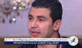 محمد أنور يؤدي مناسك العمرة عن المنتج الراحل تامر فتحي