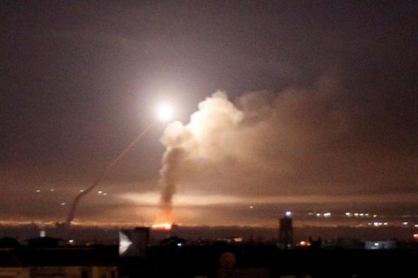 شاهد .. مقتل 11 سوريا في قصف اسرائيلي والنظام يعترض 30 صاروخا