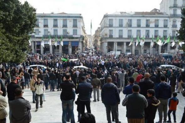 صور| تظاهرات فى الجزائر تقترب من قصر رئاسة «بوتفليقة»