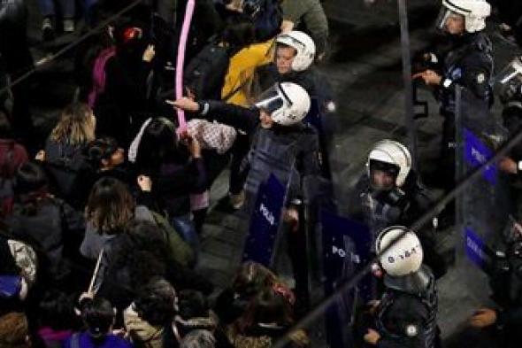 مظاهرات عارمة تجتاح تركيا والشرطة ترد بقنابل الغاز ..فيديو وصور