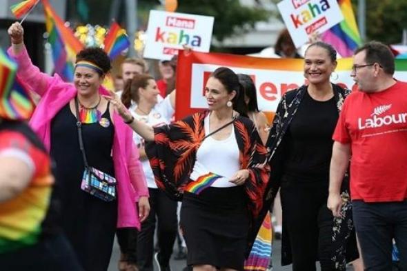 صور| بعد ظهورها بالحجاب رئيسة وزراء نيوزيلندا في مسيرة للشواذ