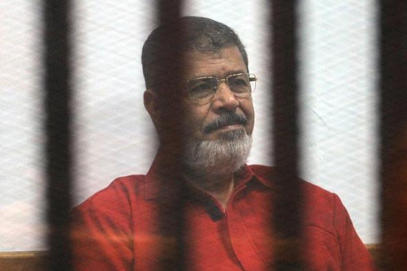 ما حقيقة مقطع فيديو لآخر لحظات محمد مرسي أثناء محاكمته؟