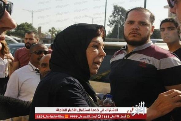 وصول رجاء الجداوي إلى جنازة والدة يسرا بالسيدة نفيسة (صور)