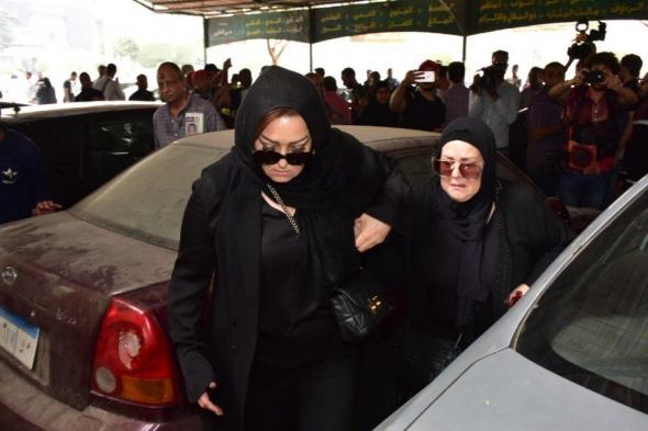 صور النجمات بالحجاب في جنازة هيثم أحمد زكي وأشرف زكي يتسلم الجثمان لعدم وجود أحد من أسرته!