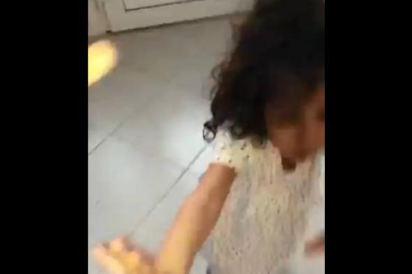 بالفيديو خادمة تعذب طفلة صغيرة في السعودية
