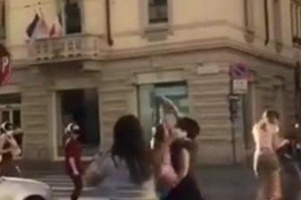 يرقصون بالشارع.. حالة سعادة تشهدها إيطاليا بسبب فك حظر التجول