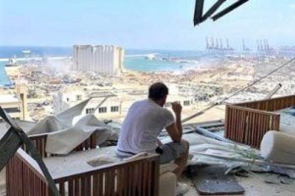 عادل كرم يجلس على أنقاض منزله بعد انفجار بيروت: يا ضيعان العمر.. صور