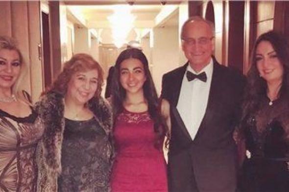 نرمين الفقي تنشر صورة برفقة عائلتها