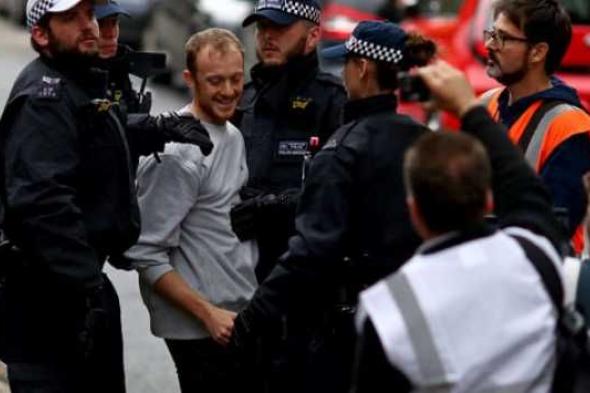 بريطانيا تعتقل 39 من ناشطى المناخ بعد إغلاق ميناء رئيسى