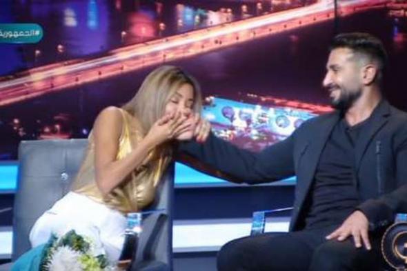 زوجة أحمد سعد تُقبل يده في أول ظهور إعلامي لهما لهذا السبب (فيديو)