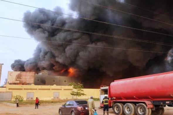 حريق هائل داخل مصنع الهلال والنجمة بالعاشر من رمضان.. «صور»