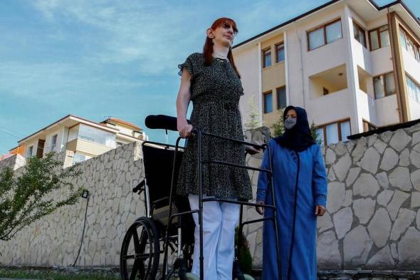 أطول امرأة في العالم تريد الاحتفاء بالاختلافات بين البشر