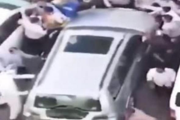 أخبار اليمن : مدير يدهس الموظفين بسيارته لمطالبتهم بدفع رواتبهم