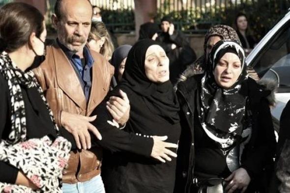 لحظة انهيار والدة المذيعة أسماء مصطفى في جنازة ابنتها (صور)