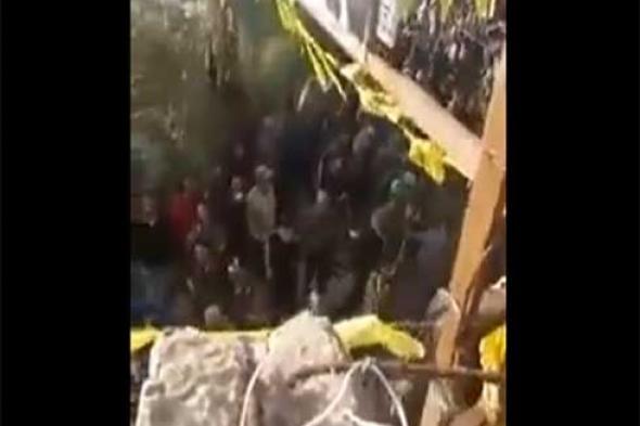 بالفيديو .. لحظة إطلاق النار خلال تشييع عنصر من "حماس" في مخيم بلبنان