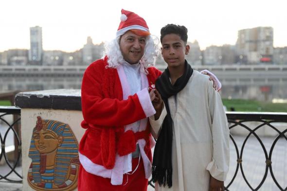 عيد رأس السنة..بابا نويل يظهر بالشوارع ويوزع الهدايا للأطفال في سوهاج «صور»