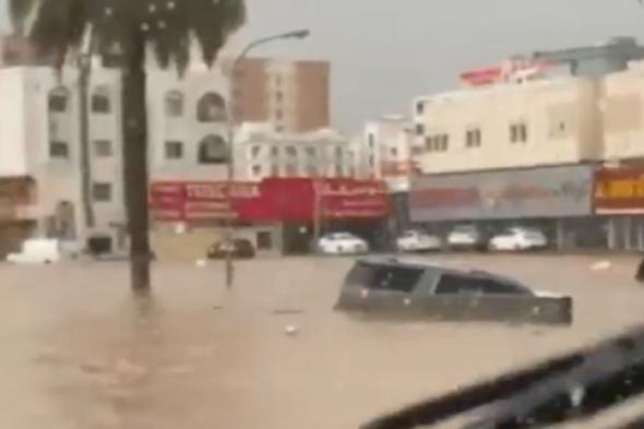 غرق عدد من مناطق مسقط جراء ”أخدود العزم” فى سلطنة عمان