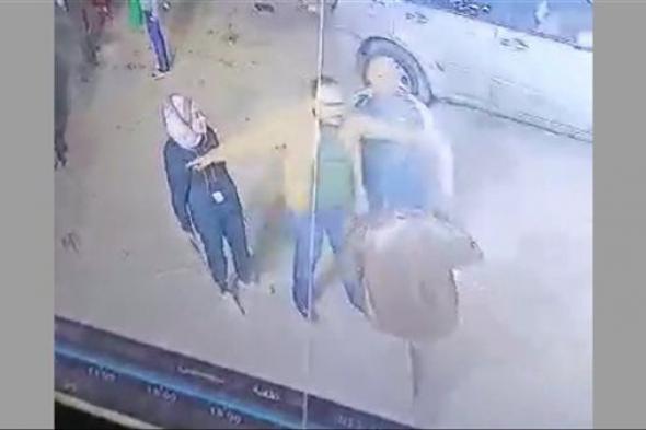 فتاة تعتدي على صاحب محل بـ”سنجة” في حلوان.. والشرطة تجري البحث عن المتهمة (فيديو)