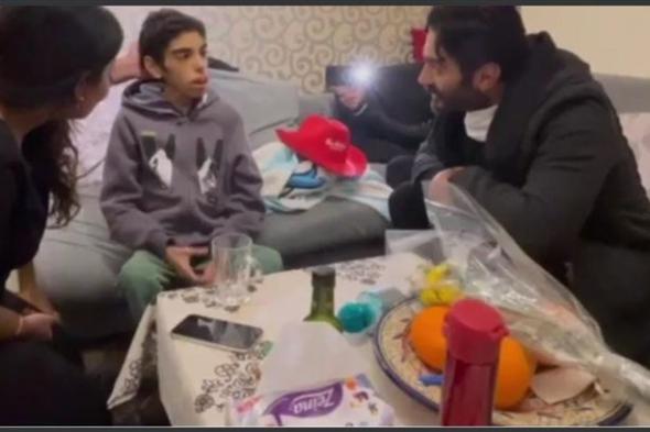 تامر حسني يلبي رغبة طفل مصاب بشلل في الجهاز الهضمي ويزوره بمنزله (فيديو)