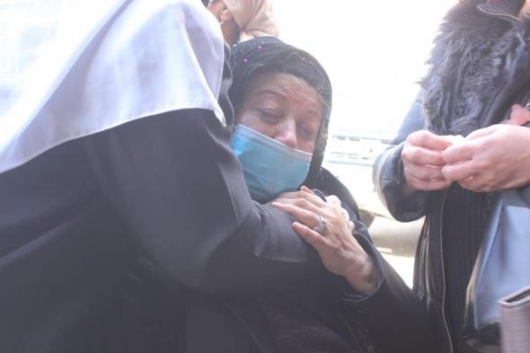 انهيار زوجة المخرج جلال الشرقاوي وأولاده أثناء تشييع الجثمان (صور)