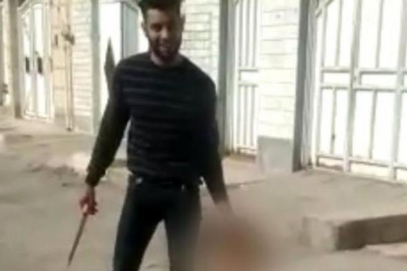 على طريقة سفاح الإسماعيلية.. رجل يقتل زوجته الإيرانية ويسير برأسها في الشارع (فيديو)