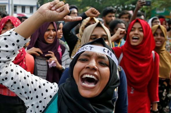 الهند تمنع الحجاب.. احتجاجات واسعة بعد منع الطالبات المحجبات من دخول المدارس