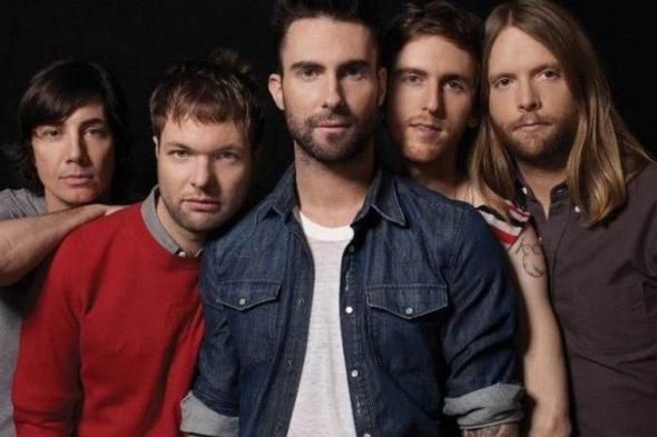 أسفل سفح الأهرامات.. Maroon 5 يحيي حفلًا غنائيًا بمصر لأول مرة