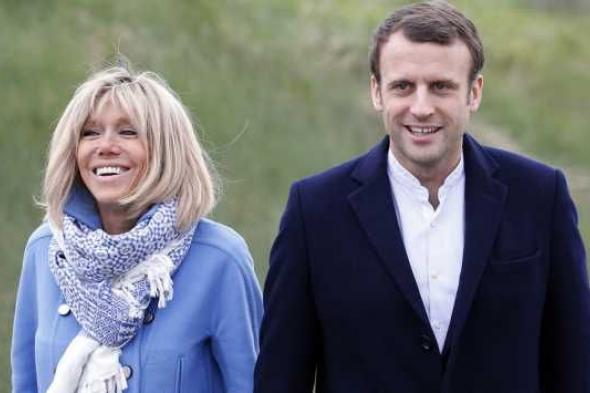 عاجل- ماكرون وزوجته يتجولان فى باريس قبل انطلاق الانتخابات الرئاسية (فيديو)