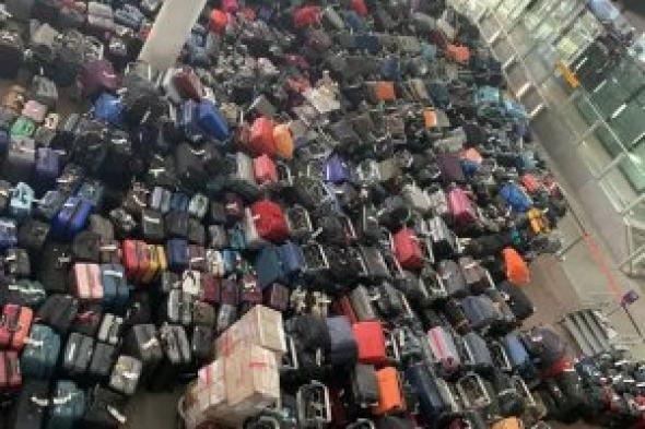 أكبر مطارات العالم يبتلع حقائب المسافرين : اتفرج كارثة مطار لندن