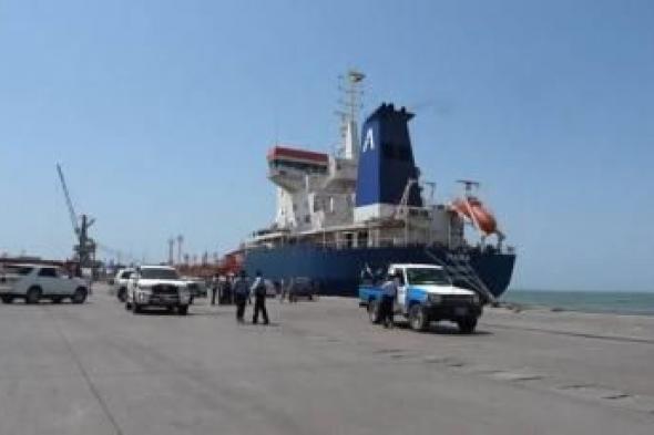 أخبار اليمن : وصول سفينة بنزين جديدة إلى ميناء الحديدة