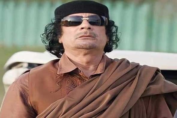 جثمان القذافي يطفو ثانية.. فيديو مريب من الصحراء لجثة "العقيد الليبي" وما ظهر عليها صادم (شاهد)