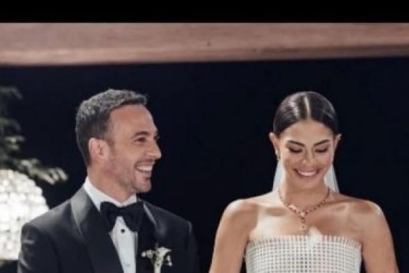 حفل زفاف ديميت اوزدمير .. لبست 3 فساتين ملهمش زي اتفرج