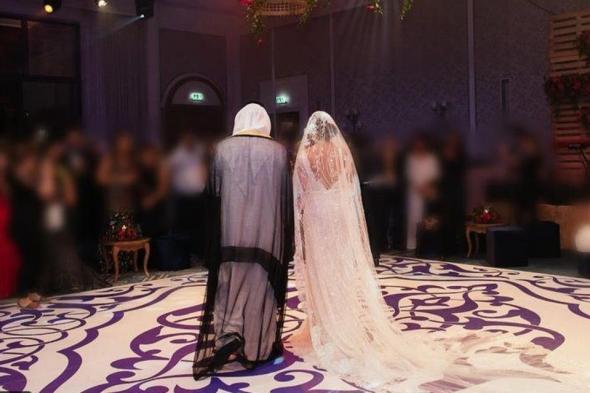 عروس سعودية تطلب الطلاق ليلة الدخلة بعدما خلع العريس ملابسه.. وما فعله بها في أول ليلة جن جنونها !