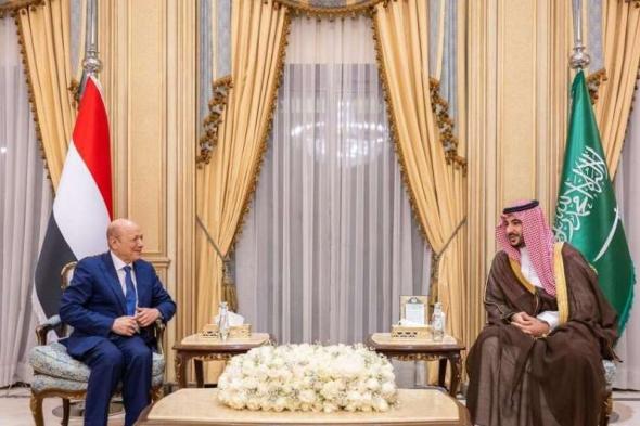 تفاصيل هامة عن اللقاء الذي جمع بين الرئيس اليمني رشاد العليمي ووزير الدفاع السعودي الأمير خالد بن سلمان