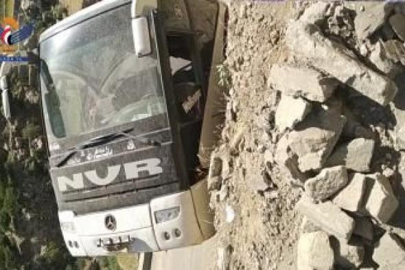 أخبار اليمن : انقلاب حافلة نقل جماعي يخلف قتلى وجرحى في لحج