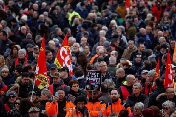 مجلس الشيوخ الفرنسي يتجاهل الاحتجاجات ويرفع سنّ التقاعد إلى 64 عاماً 