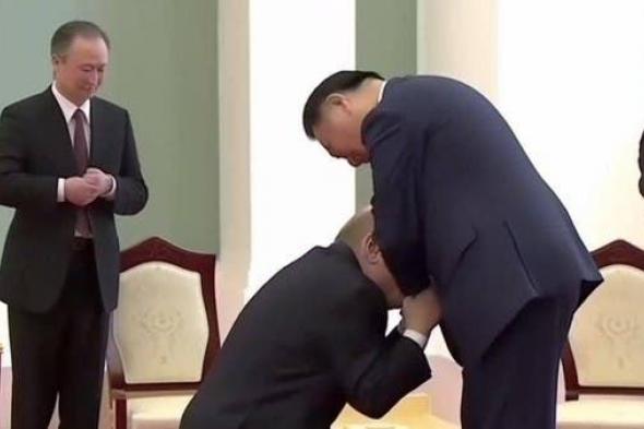 بوتين جاثيا على ركبته يقبل يد الرئيس الصيني.. صورة مليونية اكتسحت الإنترنت