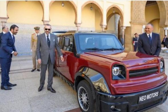 العاهل المغربي يدشن أول سيارتين من صنع مغربي