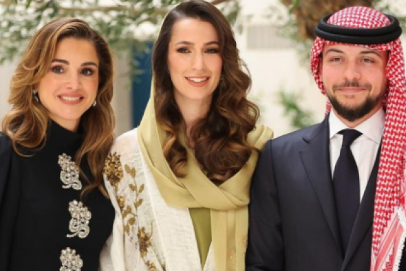 اتفرج: رانيا العبدالله تنشر صورة مفاجئة للأمير الأردني الحسين بن عبدالله الثاني يرتدي هذه الملابس لأول مرة بعد زواجه من السعودية 'رجوة'