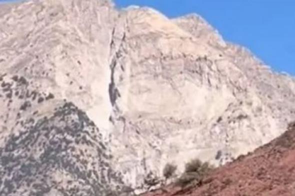 فيديو يحبس الانفاس.. اتفرج لحظة انشقاق جبل إلى نصفين بفعل الزلزال المدمر في المغرب