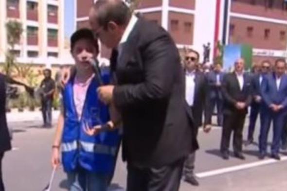 الرئيس السيسي يقبل رأس طفلة بكت خلال لقائه في محافظة بني سويف
