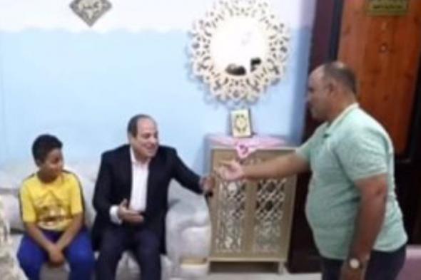 الرئيس السيسي يزور أسرة بقرية سدس الأمراء.. وصاحب المنزل يهديه مسبحة