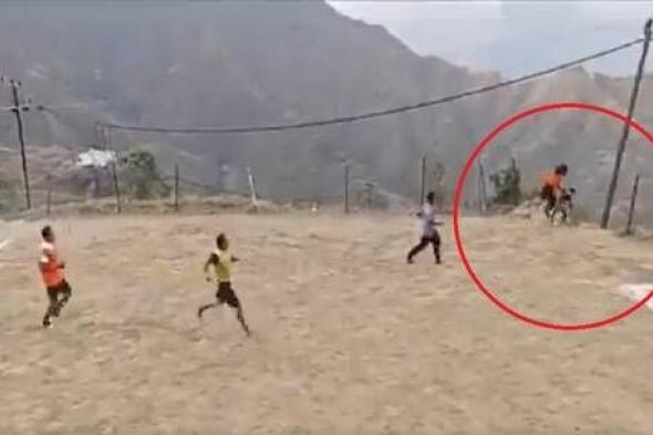 اتفرج بالفيديو .. سقوط شابين سعوديين من جبل في جازان أثناء لعبهما كرة القدم