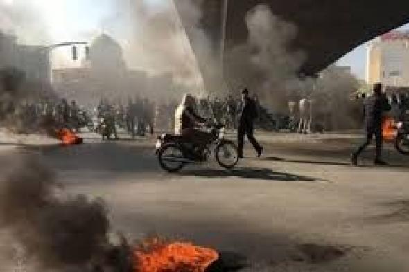 ماذا يحدث؟..احتجاجات عارمة وإغلاق العاصمة طهران وقائد الحرس الثوري يعلن: الوضع خرج عن السيطرة